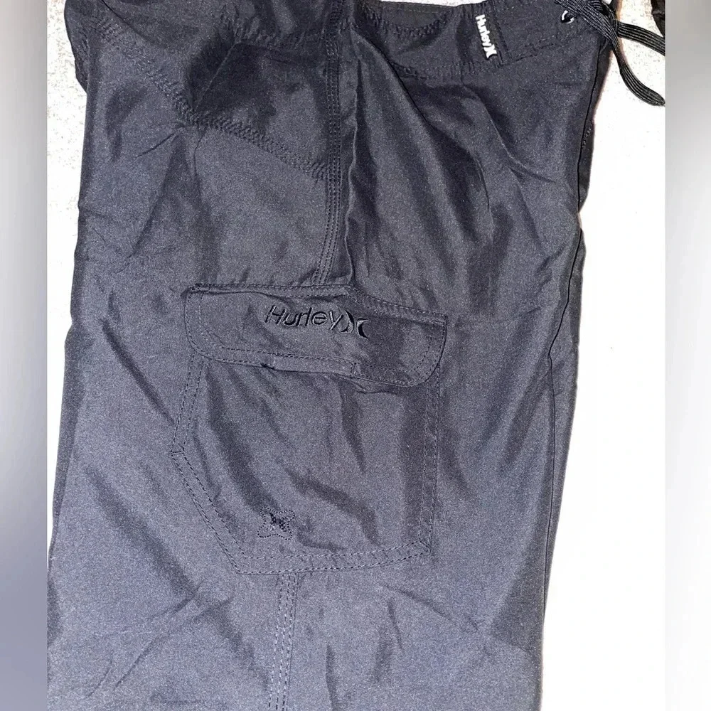 HURLEY ONE AND ONLY BLACK BOARDSHORTS WITH CARGO POCKETS SIZE 30